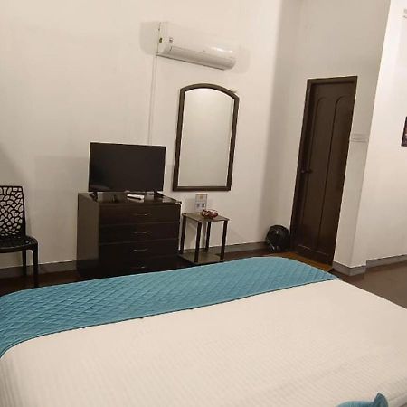 Brick Castle Hotell Chennai Exteriör bild