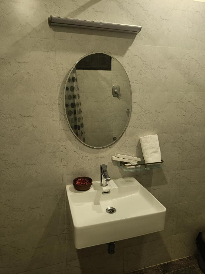Brick Castle Hotell Chennai Exteriör bild