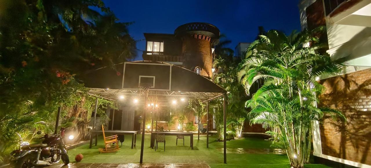 Brick Castle Hotell Chennai Exteriör bild