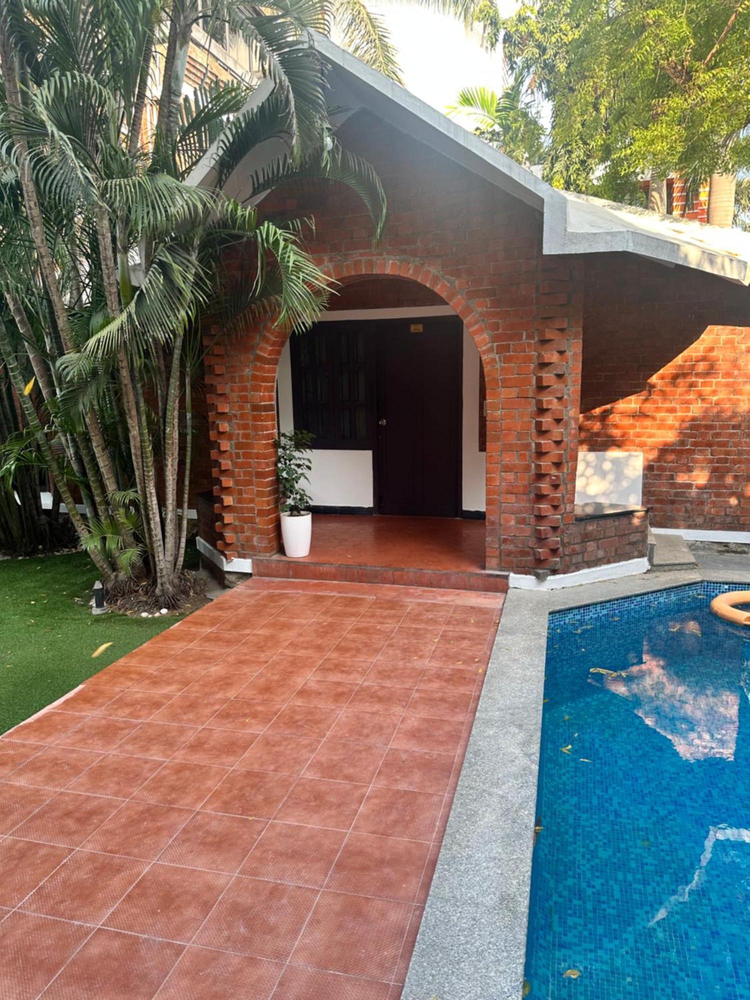 Brick Castle Hotell Chennai Exteriör bild